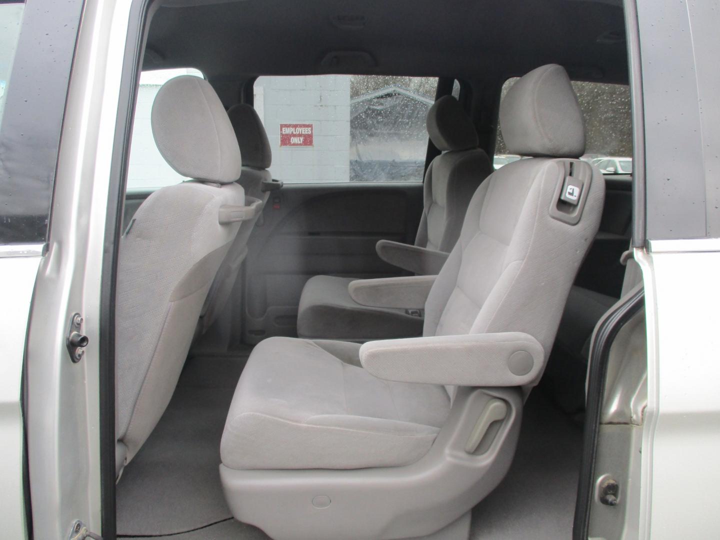 2009 SILVER Honda Odyssey LX (5FNRL382X9B) with an 3.5L V6 SOHC 24V engine, 5-Speed Automatic transmission, located at 540a Delsea Drive, Sewell, NJ, 08080, (856) 589-6888, 39.752560, -75.111206 - Photo#17